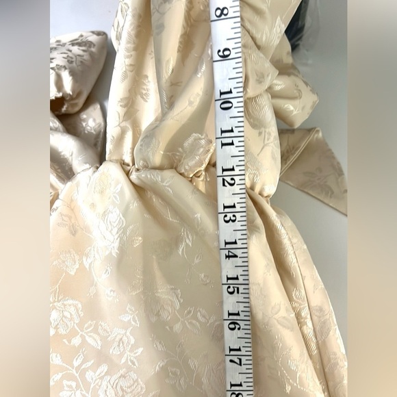 NWT,Fashion Nova, Jasmine Tea
Babydoll Dress in Soft Cream, Size Medium - Picture 9 of 10